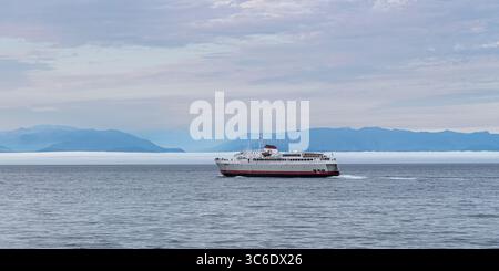 MV Coho von der Black Ball Ferry Line überquert die Juan de Fuca Straße auf ihrer Route von Victoria, British Columbia, Kanada nach Port Angeles, Washington, USA. Stockfoto