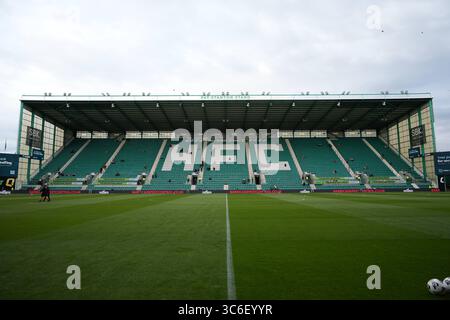 31. Juli 2025; Easter Road, Edinburgh, Schottland: UEFA Europa League, zweite Qualifikationsrunde, zweites Leg, Hibernian gegen Midtjylland; der Pat Stanton steht vor dem Spiel Stockfoto