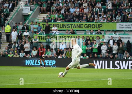 31. Juli 2025; Easter Road, Edinburgh, Schottland: UEFA Europa League, zweite Qualifikationsrunde, zweites Leg, Hibernian gegen Midtjylland; Jonas L&#xf6;ssl von Midtjylland ist weit aufgestiegen Stockfoto