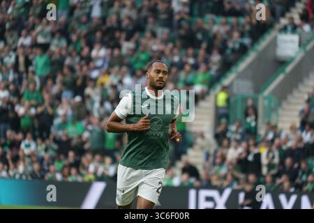 31. Juli 2025; Easter Road, Edinburgh, Schottland: UEFA Europa League, zweite Qualifikationsrunde, zweites Leg, Hibernian gegen Midtjylland; Jordan Obita von Hibernian trifft auf einen Eckstoß Stockfoto