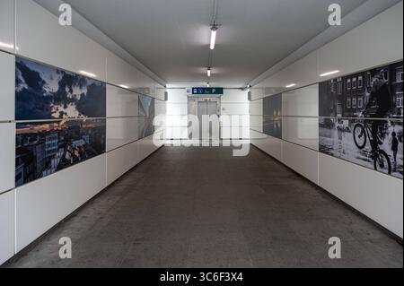 Lokale Ausstellungen von Fotos, die in Jette am Bahnhofstunnel von Jette, Region Brüssel-Hauptstadt, Belgien, aufgenommen wurden, 30. Juli 2025 Stockfoto