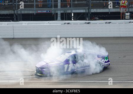 Brooklyn, Mi, USA. Juni 2025. Brooklyn, MI USA – 08. Juni 2025: NASCAR Cup Series-Fahrer DENNY HAMLIN (11) aus Chesterfield, VA gewinnt das FireKeepers Casino 400 in Brooklyn, MI. (Credit Image: © Walter G. Arce Sr./ASP Via ZUMA Press Wire) NUR REDAKTIONELLE VERWENDUNG! Nicht für kommerzielle ZWECKE! Stockfoto