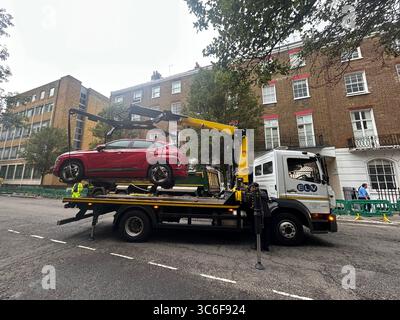Straßenüberholung in einer Wohnstraße in Marylebone, London, W1 UK Stockfoto