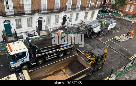 Straßenüberholung in einer Wohnstraße in Marylebone, London, W1 UK Stockfoto