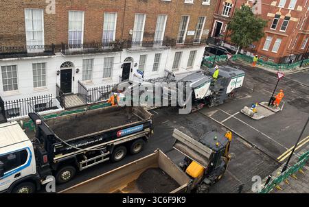 Straßenüberholung in einer Wohnstraße in Marylebone, London, W1 UK Stockfoto