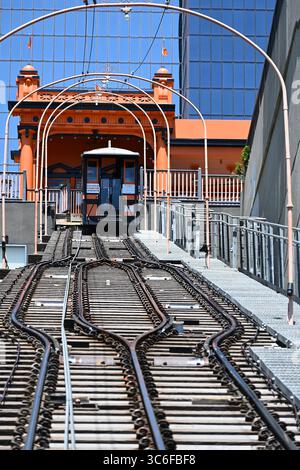 LOS ANGELES, KALIFORNIEN - 24. Juli 2025: Angels Flight ist ein Wahrzeichen und historisches 2 ft 6 in der Schmalspurbahn im Stadtteil Bunker Hill Stockfoto