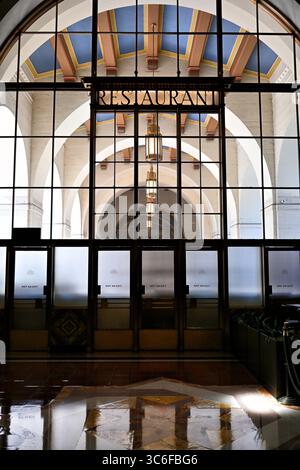LOS ANGELES, KALIFORNIEN - 25. JULI 2025: Restaurantschild in der Hauptlobby der Union Station. Stockfoto