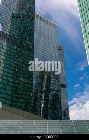 Low Angle View von modernen Wolkenkratzern Stockfoto