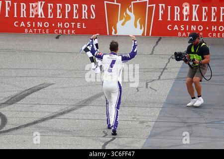 Brooklyn, Mi, USA. Juni 2025. Brooklyn, MI USA – 08. Juni 2025: NASCAR Cup Series-Fahrer DENNY HAMLIN (11) aus Chesterfield, VA gewinnt das FireKeepers Casino 400 in Brooklyn, MI. (Credit Image: © Walter G. Arce Sr./ASP Via ZUMA Press Wire) NUR REDAKTIONELLE VERWENDUNG! Nicht für kommerzielle ZWECKE! Stockfoto