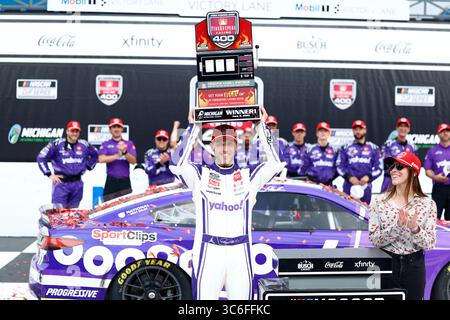 Brooklyn, Mi, USA. Juni 2025. Brooklyn, MI USA – 08. Juni 2025: NASCAR Cup Series-Fahrer DENNY HAMLIN (11) aus Chesterfield, VA gewinnt das FireKeepers Casino 400 in Brooklyn, MI. (Credit Image: © Walter G. Arce Sr./ASP Via ZUMA Press Wire) NUR REDAKTIONELLE VERWENDUNG! Nicht für kommerzielle ZWECKE! Stockfoto