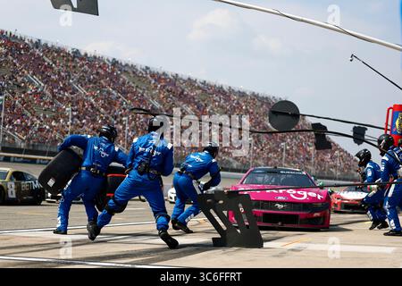 Brooklyn, Mi, USA. Juni 2025. Brooklyn, MI USA – 08. Juni 2025: NASCAR Cup Series-Fahrer CHRIS BUESCHER (17) von Prosper, Texas, macht einen Boxenstopp für das FireKeepers Casino 400 in Brooklyn, MI. (Credit Image: © Walter G. Arce Sr./ASP via ZUMA Press Wire) NUR REDAKTIONELLE VERWENDUNG! Nicht für kommerzielle ZWECKE! Stockfoto