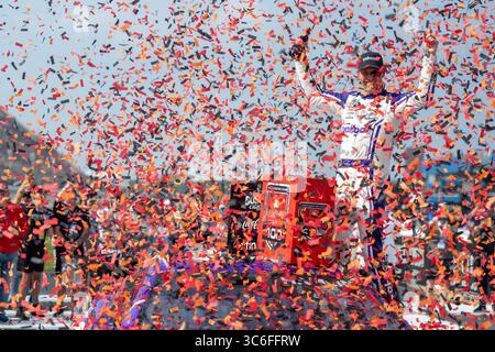 Brooklyn, Mi, USA. Juni 2025. Brooklyn, MI USA – 08. Juni 2025: NASCAR Cup Series-Fahrer DENNY HAMLIN (11) aus Chesterfield, VA gewinnt das FireKeepers Casino 400 in Brooklyn, MI. (Credit Image: © Walter G. Arce Sr./ASP Via ZUMA Press Wire) NUR REDAKTIONELLE VERWENDUNG! Nicht für kommerzielle ZWECKE! Stockfoto