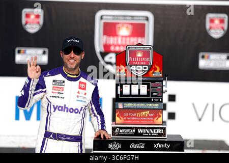 Brooklyn, Mi, USA. Juni 2025. Brooklyn, MI USA – 08. Juni 2025: NASCAR Cup Series-Fahrer DENNY HAMLIN (11) aus Chesterfield, VA gewinnt das FireKeepers Casino 400 in Brooklyn, MI. (Credit Image: © Walter G. Arce Sr./ASP Via ZUMA Press Wire) NUR REDAKTIONELLE VERWENDUNG! Nicht für kommerzielle ZWECKE! Stockfoto