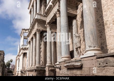 Marmorsäulen und eine römische Statue stehen hoch im römischen Theater merida, das zum unesco-Weltkulturerbe in spanien gehört Stockfoto