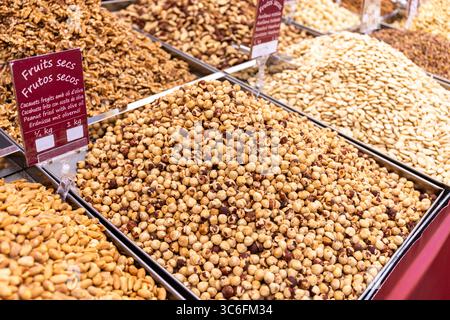 Auswahl an gebratenen und gerösteten Nüssen wie Haselnüssen, Erdnüssen und anderen, die an einem Marktstand angeboten werden Stockfoto