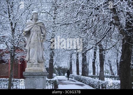 7. Januar 2021, Madrid, Spanien: Menschen werden im schneebedeckten Retiro Park gesehen, nachdem der Sturm Filomena am 7. Januar 2021 in Madrid, Spanien, intensiver Schnee gebracht hat. Madrid und ein Teil Spaniens waren heute mit Schnee bedeckt, da schlechtes Wetter bis in die nächsten Tage bis zur Hälfte des Landes treffen könnte. (Bild: © Jack Abuin/ZUMA Wire) Stockfoto