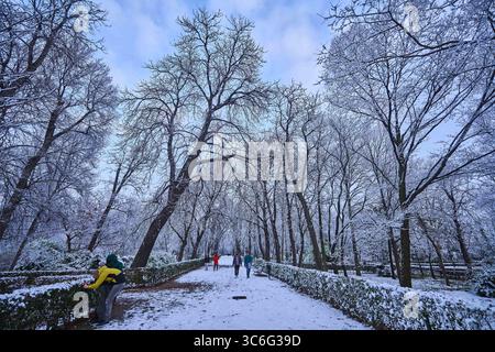 7. Januar 2021, Madrid, Spanien: Menschen werden im schneebedeckten Retiro Park gesehen, nachdem der Sturm Filomena am 7. Januar 2021 in Madrid, Spanien, intensiver Schnee gebracht hat. Madrid und ein Teil Spaniens waren heute mit Schnee bedeckt, da schlechtes Wetter bis in die nächsten Tage bis zur Hälfte des Landes treffen könnte. (Bild: © Jack Abuin/ZUMA Wire) Stockfoto