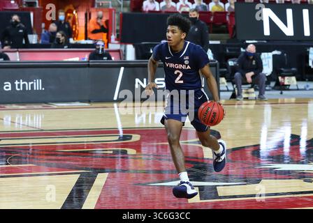 Januar 2021; Chestnut Hill, MA, USA; Virginia Cavaliers bewachen Reece Beekman (2) mit dem Ball während des NCAA Basketballspiels zwischen Virginia Cavaliers und Boston College Eagles im Conte Forum. Anthony Nesmith/CSM(Credit Image: &Copy; Anthony Nesmith/CSM via ZUMA Wire) Stockfoto
