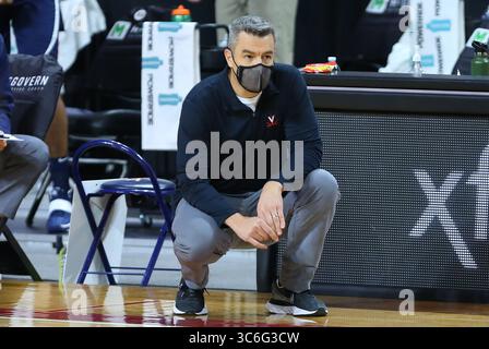 Januar 2021; Chestnut Hill, MA, USA; Tony Bennett, Cheftrainer der Virginia Cavaliers, während des NCAA-Basketballspiels zwischen Virginia Cavaliers und Boston College Eagles im Conte Forum. Anthony Nesmith/CSM(Credit Image: &Copy; Anthony Nesmith/CSM via ZUMA Wire) Stockfoto