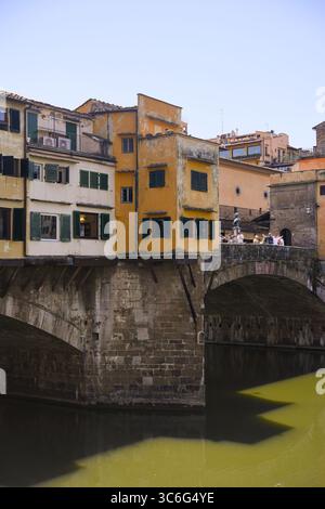 Alte Gebäude auf der Brücke Ponte Vecchio in Florenz Stockfoto