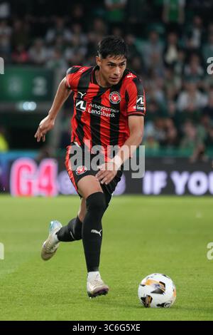 31. Juli 2025; Easter Road, Edinburgh, Schottland: UEFA Europa League, zweite Qualifikationsrunde, zweites Bein, Hibernian gegen Midtjylland; dar&#xed;o Osorio aus Midtjylland läuft mit dem Ball den Flügel herunter Stockfoto