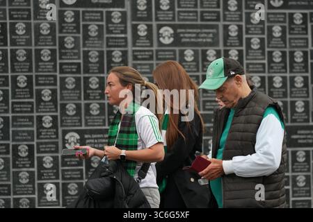 31. Juli 2025; Easter Road, Edinburgh, Schottland: UEFA Europa League, zweite Qualifikationsrunde, zweites Leg, Hibernian gegen Midtjylland; Hibernian-Fans kommen zum Spiel an der Easter Road an Stockfoto