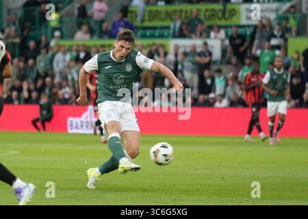 31. Juli 2025; Easter Road, Edinburgh, Schottland: UEFA Europa League, zweite Qualifikationsrunde, zweites Bein, Hibernian gegen Midtjylland; Kieron Bowie von Hibernian Shoots, aber nur ein großes Tor Stockfoto