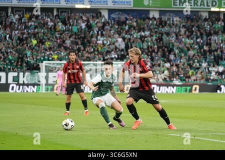 31. Juli 2025; Easter Road, Edinburgh, Schottland: UEFA Europa League, zweite Qualifikationsrunde, zweites Leg, Hibernian gegen Midtjylland; Oliver Sorensen aus Midtjylland dreht und hält den Ball im Besitz Stockfoto