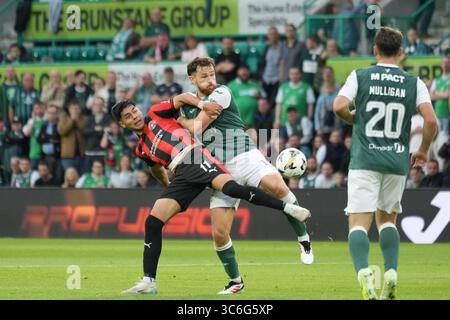 31. Juli 2025; Easter Road, Edinburgh, Schottland: UEFA Europa League, zweite Qualifikationsrunde, zweites Bein, Hibernian gegen Midtjylland; dar&#xed;o Osorio aus Midtjylland stellt sich den Ball vor Stockfoto