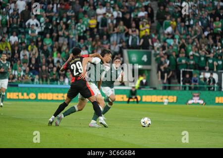 31. Juli 2025; Easter Road, Edinburgh, Schottland: UEFA Europa League, zweite Qualifikationsrunde, zweites Leg, Hibernian gegen Midtjylland; da Silva Paulinho aus Midtjylland kämpft um den Ball Stockfoto