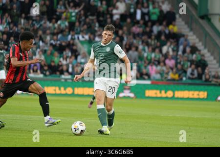 31. Juli 2025; Easter Road, Edinburgh, Schottland: UEFA Europa League, zweite Qualifikationsrunde, zweites Leg, Hibernian gegen Midtjylland; Kieron Bowie aus Hibernian spielt den Ball vorwärts Stockfoto