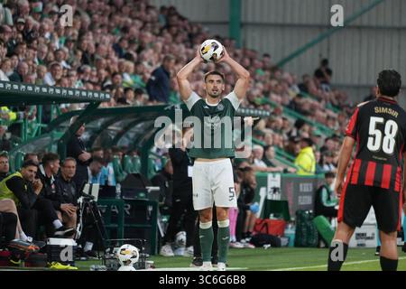31. Juli 2025; Easter Road, Edinburgh, Schottland: UEFA Europa League, zweite Qualifikationsrunde, zweites Leg, Hibernian gegen Midtjylland; Warren O’Hora von Hibernian nimmt einen Wurf Stockfoto