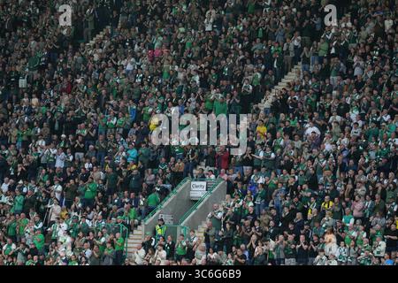31. Juli 2025; Easter Road, Edinburgh, Schottland: UEFA Europa League, zweite Qualifikationsrunde, zweites Leg, Hibernian gegen Midtjylland; Hibernian-Fans applaudieren in der 35. Spielminute Stockfoto