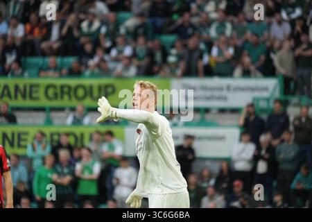31. Juli 2025; Easter Road, Edinburgh, Schottland: UEFA Europa League, zweite Qualifikationsrunde, zweites Leg, Hibernian gegen Midtjylland; Jonas L&#xf6;ssl von Midtjylland zeigt seine Verteidigung Stockfoto