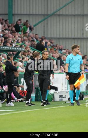 31. Juli 2025; Easter Road, Edinburgh, Schottland: UEFA Europa League, zweite Qualifikationsrunde, zweites Bein, Hibernian gegen Midtjylland; Thomas Thomasberg, der Manager von Midtjylland sieht von der Touchline aus zu Stockfoto