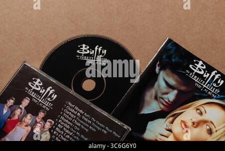 Buffy the Vampire Slayer die Album-CD mit Flyer und Albumcover mit Buffy mit Angel und Hauptcharakteren, isoliert auf leerem Hintergrund. Stockfoto