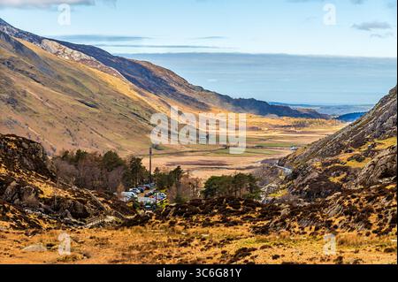 Ein Blick auf das Nant ffrancon Valley vom Lake Idwal in Snowdonia, Wales im Frühling Stockfoto