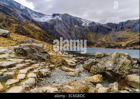 Ein Blick vom Ufer des Lake Idwal in Snowdonia, Wales im Frühling Stockfoto