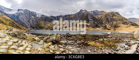 Ein Panoramablick vom Ufer des Lake Idwal in Snowdonia, Wales im Frühling Stockfoto
