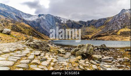 Ein Blick vom Ufer über den Idwal-See in Snowdonia, Wales im Frühling Stockfoto