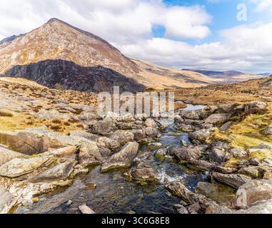 Ein Blick vom Fluss, der im Frühling aus dem Idwal-See in Snowdonia, Wales fließt Stockfoto