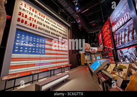 FORT BELVOIR, Virginia – Eine Ausstellung im Zweiten Weltkrieg im National Museum of the United States Army zeigt Statistiken, die zeigen, dass zwischen Dezember 1941 und Dezember 1946 mehr als 11,2 Millionen Soldaten in der Armee gedient haben. Die Darstellung zeigt, dass jede Zahl 5.000 Soldaten repräsentiert, die während des Zweiten Weltkriegs dienten, wobei die Armee im Juni 1945 ihre höchste Stärke von 8.266.373 erreichte. Zu dieser Zeit wurden 5.239.722 Soldaten in Übersee-Theatern eingesetzt, während der Rest in den Vereinigten Staaten in Ausbildungszentren, Logistikeinrichtungen und administrativen Positionen diente. Der National Stockfoto