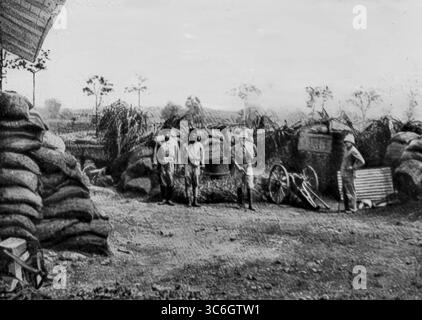 Foto von zwei befestigten französischen Blockhäusern in Kribi, Kamerun, Februar 1916. Links: Eine 65-Mann-Einheit eines französischen Landungskorps; rechts: Eine 80-Mann-Einheit aus Kolonialeinheiten. Diese Feldbefestigungen wurden während des Vormarsches der Alliierten im Kamerun-Feldzug des Ersten Weltkriegs errichtet. Sie waren eine wichtige Verteidigung für französische Streitkräfte, die gegen verwurzelte deutsche Stellungen in Westafrika ins Landesinnere vordrangen. Stockfoto