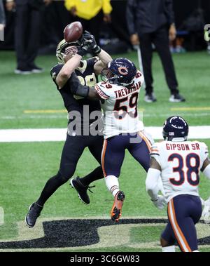 10. Januar 2021, New Orleans, LA, Vereinigte Staaten: Chicago Bears Inside Linebacker Danny Trevathan (59) lenkt im vierten Viertel eines Playoff-Spiels beim Mercedes-Benz Superdome Sonntag, 10. Januar 2021 in New Orleans einen Pass ab, der für New Orleans Saints Tight End Josh Hill (89) vorgesehen ist. Trevathan wurde aufgefordert, das Spiel zu stören. (Kreditbild: © TNS via ZUMA Wire) Stockfoto