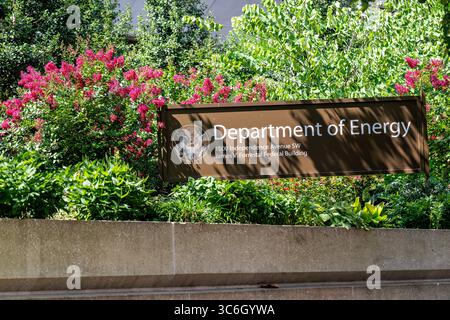 WASHINGTON DC – das James V. Forrestal Building dient als Hauptquartier des US-Energieministeriums. Das modernistische Bundesbüro wurde 1969 fertiggestellt und nach James Vincent Forrestal benannt, dem ersten US-Verteidigungsminister, der von 1947 bis 1949 diente. Das Gebäude befindet sich im Southwest Federal Center und beherbergt die oberste Führungs- und Verwaltungsbüros des Departements. Das Energieministerium wurde 1977 gegründet und konsolidierte verschiedene Energieprogramme und -Agenturen unter einer einzigen Abteilung auf Kabinettebene. Das Forrestal Building ist situat Stockfoto