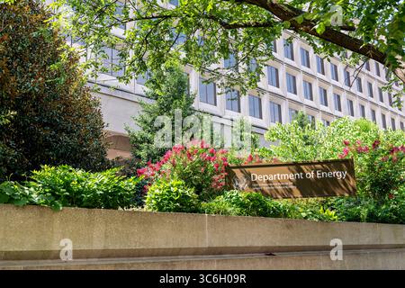 WASHINGTON DC – das James V. Forrestal Building dient als Hauptquartier des US-Energieministeriums. Das modernistische Bundesbüro wurde 1969 fertiggestellt und nach James Vincent Forrestal benannt, dem ersten US-Verteidigungsminister, der von 1947 bis 1949 diente. Das Gebäude befindet sich im Southwest Federal Center und beherbergt die oberste Führungs- und Verwaltungsbüros des Departements. Das Energieministerium wurde 1977 gegründet und konsolidierte verschiedene Energieprogramme und -Agenturen unter einer einzigen Abteilung auf Kabinettebene. Das Forrestal Building ist situat Stockfoto