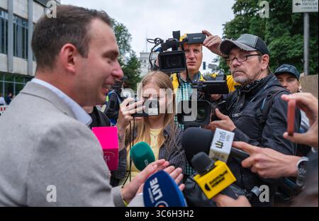 Kiew, Ukraine - 31. Juli 2025: Ukrainer zwingen die Behörden zur Wiederherstellung der Unabhängigkeit von NABU und SAPO. Contex ( am 22. Juli stimmte die Werchowna Rada für ein Gesetz, das Proteste in der Ukraine auslöste. Die Initiative sah vor, dass die beiden wichtigsten Korruptionsbekämpfungsorgane (NAB und SAPO) der Kontrolle des Generalstaatsanwalts unterstellt werden. Nach zahlreichen Protesten und öffentlichem Druck stimmte die Werchowna Rada dafür, die Unabhängigkeit dieser Organe zu garantieren. Stockfoto