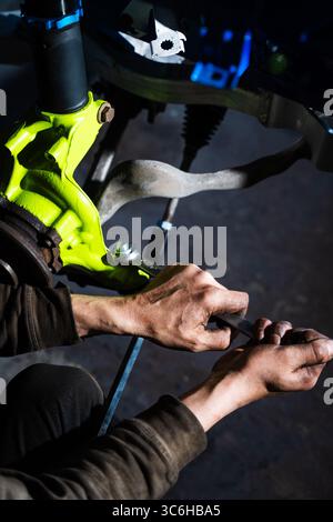 Scheibenbremse und Federbein werden für Driftrennen optimiert. Einbau der Vorderradaufhängung und der Bremsscheibe. Bremsscheibe und Strebe für Leistung Stockfoto