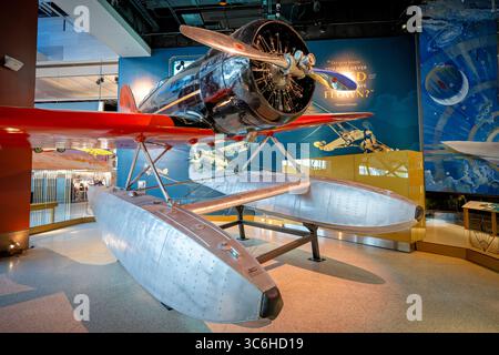 WASHINGTON DC – Tingmissartoq, der Lockheed Model 8 Sirius, der in den 1930er Jahren von Charles und Anne Morrow Lindbergh geflogen wurde, ist in der Pioneers of Flight Galerie des National Air and Space Museum ausgestellt. Das Flugzeug wurde von einem Inuk-Jungen in Godthaab (heute Nuuk), Grönland, benannt, wobei „Tingmissartoq“ bedeutet „einer, der wie ein großer Vogel fliegt“. Die Lindberghs nutzten dieses Wasserflugzeug für zwei große Expeditionen: 1931 eine Reise in den Orient über die Great Circle Route und 1933 einen transatlantischen Vermessungsflug für Pan American Airways, der 30.000 Meilen über vier Kontinente und 21 Länder zurücklegte. Die 19 Stockfoto