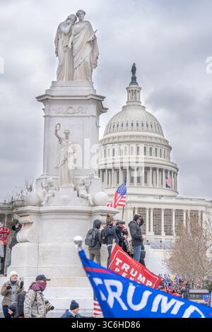 6. Januar 2021, Washington, District of Columbia, USA: Das Peace Monument befindet sich in der Mitte des Kreises, wo die Pennsylvania Avenue am Capitol endet. Bei jeder Amtseinführung reist der Präsident von der Vereidigung im Capitol bis zur Pennsylvania Avenue zum Weißen Haus, das an der Pennsylvania Avenue 1600 liegt. Hier stehen die beiden klassisch gekleideten Figuren für Geschichte und Trauer, und sie stehen auf dem Monument in Richtung Westen, die Richtung des Weißen Hauses ist. Obwohl es beabsichtigt war, die Toten im Bürgerkrieg zu ehren, die zeitlose Natur von „Geschichte“ und „Trauer“ angesichts des Vorfalls Stockfoto